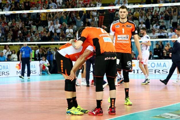Volleyball, Herren, Saison 2016 17, CEV Champions League Final Four in Rom, Spiel um Platz 3, BR Volleys - Civitanova, Enttäuschung nach dem Spielende, Ruben Schott (Nr. 13, Berlin Recycling Volleys), Steven Marshall (Nr. 2, Berlin Recycling Volleys), Aleksandar Okolic (Nr. 1, Berlin Recycling Volleys), 30.04.17, Copyright: xMichaelxHundtx xMatthiasxKochx
