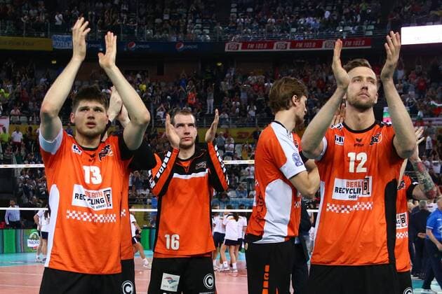 Volleyball, Herren, Saison 2016 17, CEV Champions League Final Four in Rom, Spiel um Platz 3, BR Volleys - Civitanova, Enttäuschung nach dem Spielende, Ruben Schott (Nr. 13, Berlin Recycling Volleys), Wouter ter Maat (Nr. 16, Berlin Recycling Volleys), Robert Kromm (Nr. 3, Berlin Recycling Volleys), Paul Carroll (Nr. 12, Berlin Recycling Volleys), 30.04.17, Copyright: xMichaelxHundtx xMatthiasxKochx