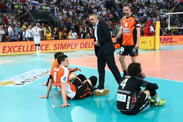 Volleyball, Herren, Saison 2016 17, CEV Champions League Final Four in Rom, Spiel um Platz 3, BR Volleys - Civitanova, Enttäuschung nach dem Spielende, Tsimafei Zhukouski (Nr. 11, Berlin Recycling Volleys), Graham Vigrass (Nr. 8, Berlin Recycling Volleys), Cheftrainer Roberto Serniotti (Berlin Recycling Volleys), Graham Vigrass (Nr. 8, Berlin Recycling Volleys), Luke Perry (Nr. 4, Berlin Recycling Volleys), 30.04.17, Copyright: xMichaelxHundtx xMatthiasxKochx