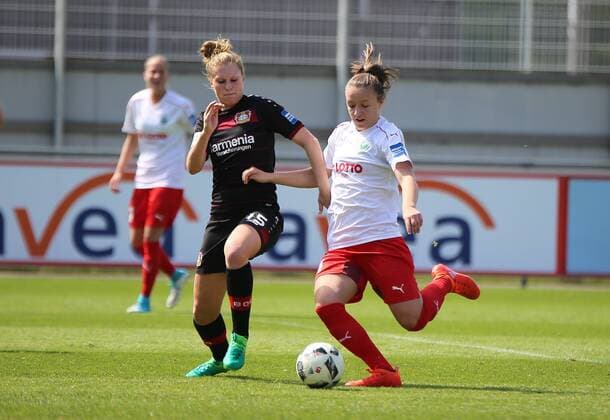 30.04.2017 xcex Deutschland, Leverkusen, Frankfurt, Fussball, Frauenfussball Allianz Frauen-Bundesliga Saison 2016 2017 Bayer 04 Leverkusen gegen 1. FFC Frankfurt Rebecca Knaak (Leverkusen) gegen Tanja Pawollek (Frankfurt)