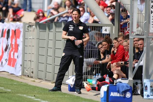 30.04.2017 xcex Deutschland, Leverkusen, Frankfurt, Fussball, Frauenfussball Allianz Frauen-Bundesliga Saison 2016 2017 Bayer 04 Leverkusen gegen 1. FFC Frankfurt Trainerin Verena Hagedorn (Leverkusen) an der Seitenlinie