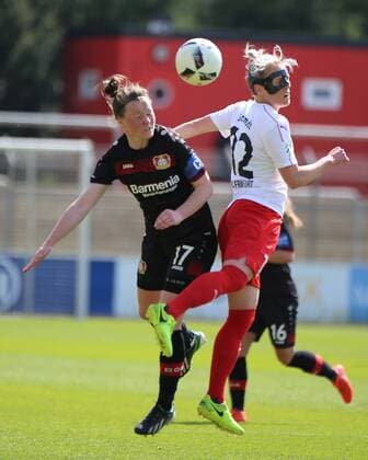 30.04.2017 xcex Deutschland, Leverkusen, Frankfurt, Fussball, Frauenfussball Allianz Frauen-Bundesliga Saison 2016 2017 Bayer 04 Leverkusen gegen 1. FFC Frankfurt Kopfballduell zwischen Marina Hegering (Leverkusen) und Sophie Schmidt (Frankfurt)