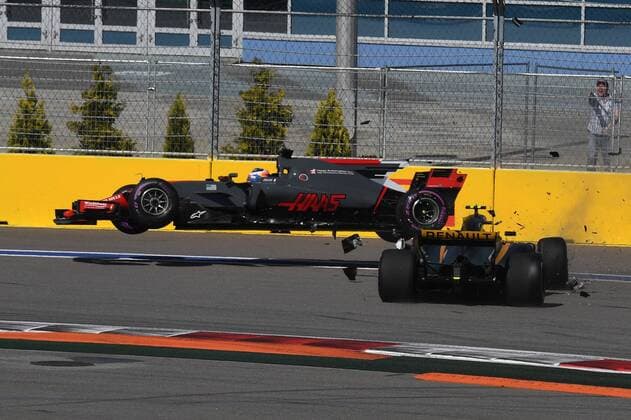 Crash, Romain Grosjean, Haas, F1 Team, Jolyon Palmer, Renault F1 Team, formula 1 GP, Russian in Sochi, 30.04.2017 Photo:mspb Vladislav Larkin Crash, Romain Grosjean, Jolyon Palmer, formula 1 GP, Russian