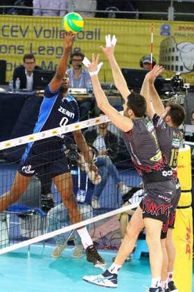 Volleyball, Herren, Saison 2016 17, CEV Champions League Final Four in Rom, Finale, Zenit Kasan - Colussi Perugia, Wilfredo Leon Venero (Nr. 9, Zenit Kasan), Simone Buti (Nr. 1, Sir Sicoma Colussi Perugia), Luciano de Cecco (Nr. 15, Sir Sicoma Colussi Perugia), 30.04.17, Copyright: xMichaelxHundtx xMatthiasxKochx