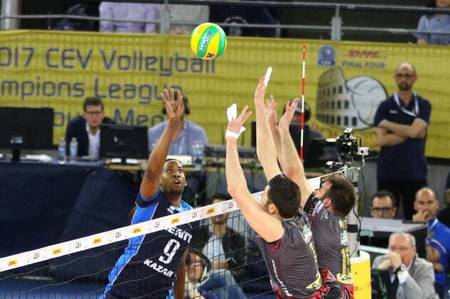 Volleyball, Herren, Saison 2016 17, CEV Champions League Final Four in Rom, Finale, Zenit Kasan - Colussi Perugia, Wilfredo Leon Venero (Nr. 9, Zenit Kasan), Simone Buti (Nr. 1, Sir Sicoma Colussi Perugia), Luciano de Cecco (Nr. 15, Sir Sicoma Colussi Perugia), 30.04.17, Copyright: xMichaelxHundtx xMatthiasxKochx