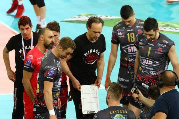 Volleyball, Herren, Saison 2016 17, CEV Champions League Final Four in Rom, Finale, Zenit Kasan - Colussi Perugia, Cheftrainer Lorenzo Bernardi (Sir Sicoma Colussi Perugia) bei einer Auszeit mit seiner Mannschaft, 30.04.17, Copyright: xMichaelxHundtx xMatthiasxKochx
