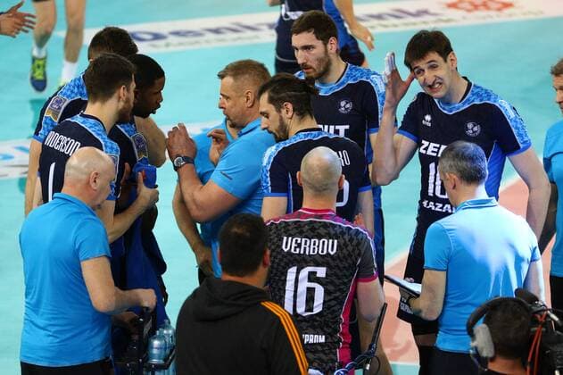 Volleyball, Herren, Saison 2016 17, CEV Champions League Final Four in Rom, Finale, Zenit Kasan - Colussi Perugia, Cheftrainer Vladimir Alekno (Zenit Kasan) bei einer Auszeit mit seiner Mannschaft, 30.04.17, Copyright: xMichaelxHundtx xMatthiasxKochx
