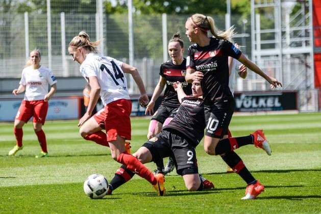 Merle Barth (Bayer 04 Leverkusen, 9) stoppt den Angriff von Jackie Groenen (1. FFC Frankfurt, 14), Zweikampf, Duell, duel, tackle, tackling, Dynamik, Action, Aktion, Fussball, DFB-Pokal, Halbfinale, Bayer 04 Leverkusen - 1. FFC Frankfurt, xmhx