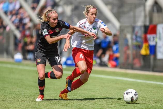 v.li.: Turid Knaak (Bayer 04 Leverkusen, 10) und Kathrin Hendrich (1. FFC Frankfurt, 4) im Laufduell, Zweikampf, Duell, duel, tackle, tackling, Dynamik, Action, Aktion, Fussball, DFB-Pokal, Halbfinale, Bayer 04 Leverkusen - 1. FFC Frankfurt, xmhx