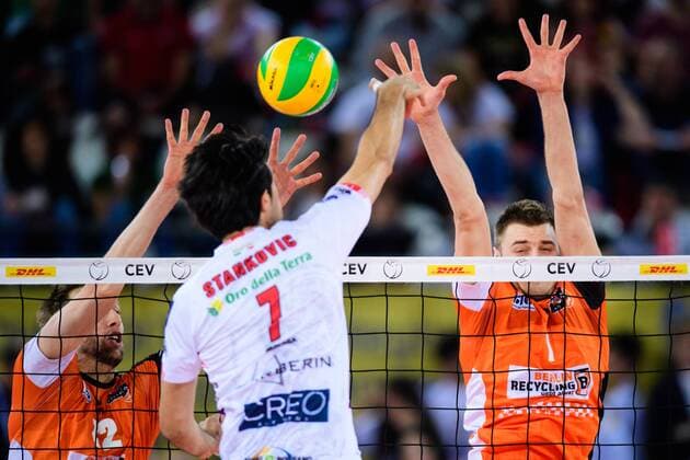 30.04.2017, Palalottomatica, Rom Volleyball, 2017 CEV Volleyball Champions League, Spiel Platz 3 4, Berlin Recycling Volleys (GER) vs. Cucine Lube Civitanova (ITA) Block Doppelblock Paul Carroll ( 12 Berlin), Aleksandar Okolic ( 1 Berlin) - Angriff Dragan Stankovic ( 7 Civitanova)