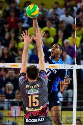 30.04.2017, Palalottomatica, Rom Volleyball, 2017 CEV Volleyball Champions League, Finale, Zenit Kazan (RUS) vs. Sir Sicoma Colussi Perugia (ITA) Block Luciano de Cecco ( 15 Perugia) - Angriff Wilfredo Leon ( 9 Kazan RUS)
