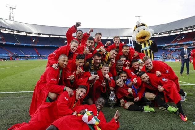 (L-R) goalkeeper Elroy Room of Vitesse, Julian Lelieveld of Vitesse, Navarone Foor of Vitesse, Arshak Koryan of Vitesse, Mukhtar Ali of Vitesse, Mo Osman of Vitesse, Marvelous Nakamba of Vitesse, Mitchell van Bergen of Vitesse, Nathan de Souza of Vitesse, Alexander Buttner of Vitesse, goalkeeper Michael Tornes of Vitesse, goalkeeper Jeroen Houwen of Vitesse, Lassane Faye of Vitesse, Arnold Kruiswijk of Vitesse, Yuning Zhang of Vitesse, Milot Rashica of Vitesse, Ricky van Wolfswinkel of Vitesse, Maikel van der Werff of Vitesse, Adnane Tighadouini of Vitesse with the KNVB beker, Dutch Cupduring the Dutch Cup Final match between AZ Alkmaar and Vitesse Arnhem on April 30, 2017 at the Kuip stadium in Rotterdam, The Netherlands. AZ v Vitesse Dutch Cup 2016 2017 xVIxxIVx 7701075