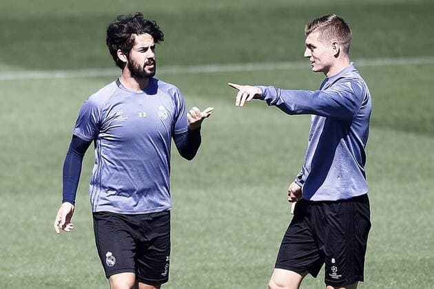 Real Madrid s Isco Alarcon (l) and Toni Kroos during training session. May 1,2017.  (2017050125)