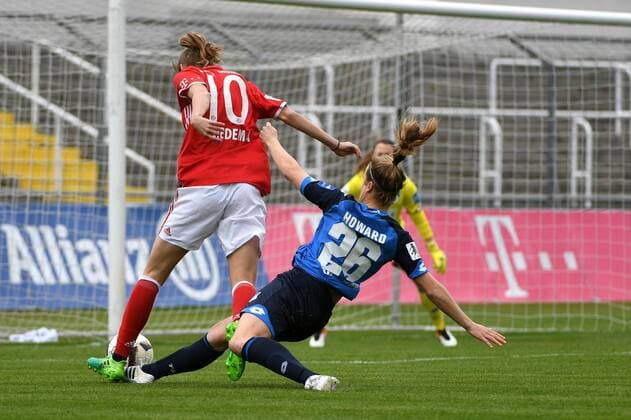 v.li.: Vivianne Miedema (FC Bayern München, FCB, 10) auf dem Weg zum 1:0 mit Sophie Howard (Hoffenheim, 26) im Zweikampf, Duell, duel, tackle, Dynamik, Action, Aktion, Fussball,Allianz Frauen-Bundesliga, FC Bayern München - TSG 1899 Hoffenheim, xslx