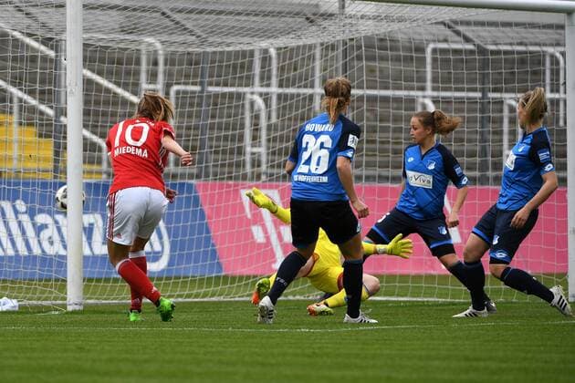 v.li.: Vivianne Miedema (FC Bayern München, FCB, 10) erzielt das 1:0, Torschützin zum 1:0, scores the goal, Tor, Goal, Torerfolg, Action, Aktion, Martina Tufekovic (Torfrau, Hoffenheim, 1) Sophie Howard (Hoffenheim, 26) Michaela Specht (Hoffenheim, 5) Kristin Demann (Hoffenheim, 4) schauen zu, Fussball,Allianz Frauen-Bundesliga, FC Bayern München - TSG 1899 Hoffenheim, xslx