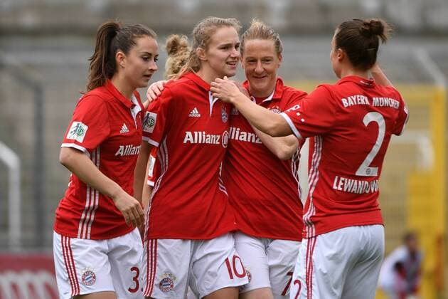 v.li.: Sara Ilonka Däbritz (Sara Daebritz, FC Bayern München, FCB, 33) Vivianne Miedema (FC Bayern München, FCB, 10) Melanie Behringer (FC Bayern München, FCB, 7) Gina Lewandowski (FC Bayern München, FCB, 2) mit Torjubel, Jubel, Torjubel, Torerfolg, celebrate the goal, goal, celebration, Jubel ueber das Tor zuum 1:0 durch Vivianne Miedema (FC Bayern München, FCB, 10) , optimistisch, Action, Aktion, Fussball,Allianz Frauen-Bundesliga, FC Bayern München - TSG 1899 Hoffenheim, xslx