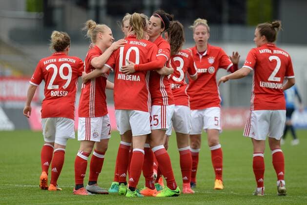 Spielerinnen des FC Bayern München mit Torjubel, Jubel, Torjubel, Torerfolg, celebrate the goal, goal, celebration, Jubel ueber das Tor zum 2:0 durch Vivianne Miedema (FC Bayern München, FCB, 10) , optimistisch, Action, Aktion, Fussball,Allianz Frauen-Bundesliga, FC Bayern München - TSG 1899 Hoffenheim, xslx