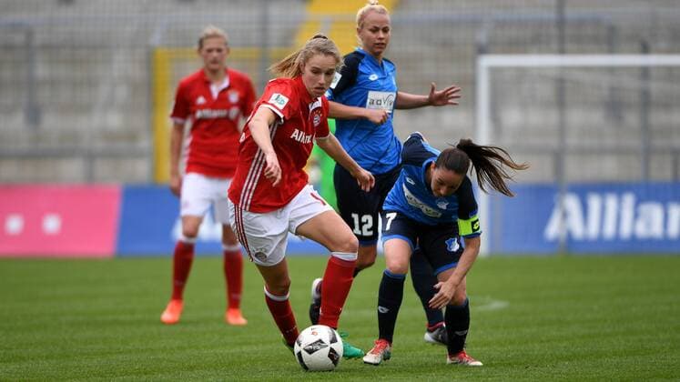 v.li.: Vivianne Miedema (FC Bayern München, FCB, 10) Martina Moser (Hoffenheim, 7) im Zweikampf, Duell, duel, tackle, Dynamik, Action, Aktion, Fussball,Allianz Frauen-Bundesliga, FC Bayern München - TSG 1899 Hoffenheim, xslx