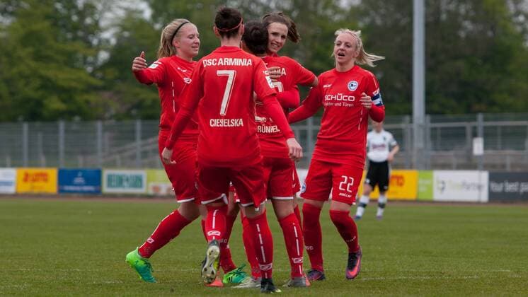 Die Spielerinnen von Arminia Bielfeld mit Torjubel, Jubel, Freude über das Tor zum 1:2, Fussball, 2. Frauen-Bundesliga Nord, BV Cloppenburg - DSC Arminia Bielefeld, xobx