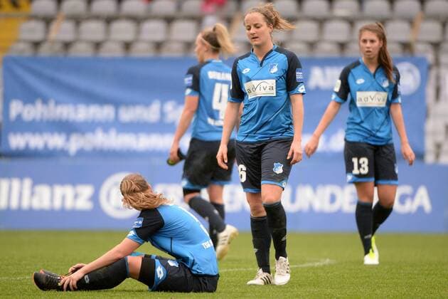 v.li.: Michaela Specht (Hoffenheim, 5) Kristin Demann (Hoffenheim, 4) Sophie Howard (Hoffenheim, 26) Isabella Hartig (Hoffenheim, 13) nach Spielende enttäuscht schauend, Enttäuschung, Frustration, disappointed, pessimistisch, Fussball,Allianz Frauen-Bundesliga, FC Bayern München - TSG 1899 Hoffenheim, xslx