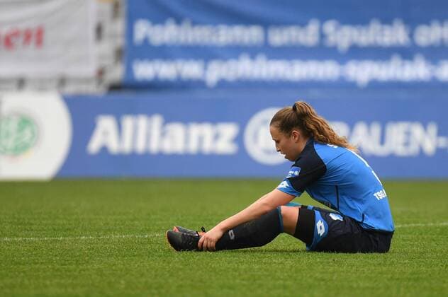 Michaela Specht (Hoffenheim, 5) sitzt nach Spielende enttäuscht am Boden, enttäuscht schauend, Enttäuschung, Frustration, disappointed, pessimistisch, Freisteller, Einzelbild, Aktion, Action, Fussball,Allianz Frauen-Bundesliga, FC Bayern München - TSG 1899 Hoffenheim, xslx