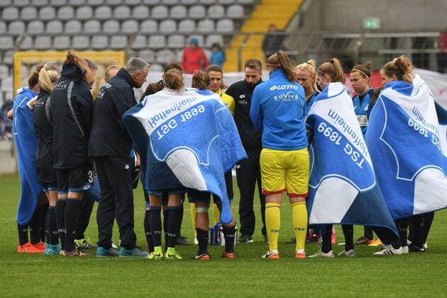 Spielerinnen der TSG Hoffenheim, Hoffeinheimer Spielerinnen bilden nach Spielende einen Kreis, enttäuscht schauend, Enttäuschung, Frustration, disappointed, pessimistisch, Fussball,Allianz Frauen-Bundesliga, FC Bayern München - TSG 1899 Hoffenheim, xslx