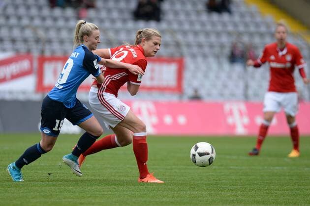 v.li.: Judith Steinert (Hoffenheim, 19) Carina Wenninger (FC Bayern München, FCB, 19) im Zweikampf, Duell, duel, tackle, Dynamik, Action, Aktion, Fussball,Allianz Frauen-Bundesliga, FC Bayern München - TSG 1899 Hoffenheim, xslx