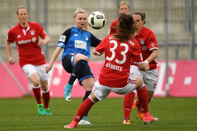 v.li.: Judith Steinert (Hoffenheim, 19) Sara Ilonka Däbritz (Sara Daebritz, FC Bayern München, FCB, 33) Katharina Baunach (FC Bayern München, FCB, 6) im Dreikampf, Duell, duel, tackle, Dynamik, Action, Aktion, Fussball,Allianz Frauen-Bundesliga, FC Bayern München - TSG 1899 Hoffenheim, xslx