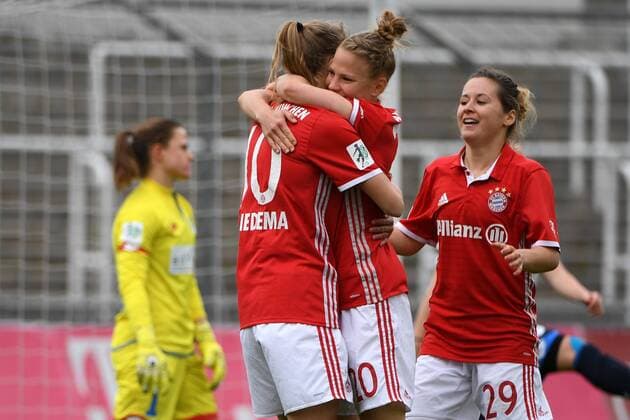 Bilder des Tages - SPORT v.li.: Martina Tufekovic (Torfrau, Hoffenheim, 1) enttäuscht schauend, Enttäuschung, Frustration, disappointed, pessimistisch, Vivianne Miedema (FC Bayern München, FCB, 10) Leonie Maier (FC Bayern München, FCB, 20) Nicole Rolser (FC Bayern München, FCB, 29) mit Torjubel, Jubel, Torjubel, Torerfolg, celebrate the goal, goal, celebration, Jubel ueber das Tor zum 1:0 durch Vivianne Miedema (FC Bayern München, FCB, 10) , optimistisch, Action, Aktion, Fussball,Allianz Frauen-Bundesliga, FC Bayern München - TSG 1899 Hoffenheim, xslx