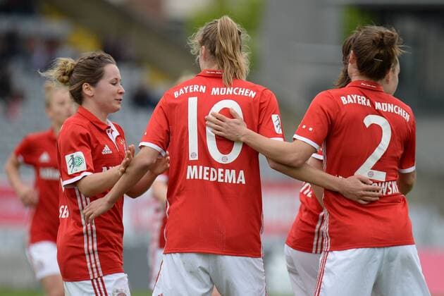 v.li.: Nicole Rolser (FC Bayern München, FCB, 29) Vivianne Miedema (FC Bayern München, FCB, 10) Gina Lewandowski (FC Bayern München, FCB, 2) mit Torjubel, Jubel, Torjubel, Torerfolg, celebrate the goal, goal, celebration, Jubel ueber das Tor zum 2:0 durch Vivianne Miedema (FC Bayern München, FCB, 10) , optimistisch, Action, Aktion, Fussball,Allianz Frauen-Bundesliga, FC Bayern München - TSG 1899 Hoffenheim, xslx