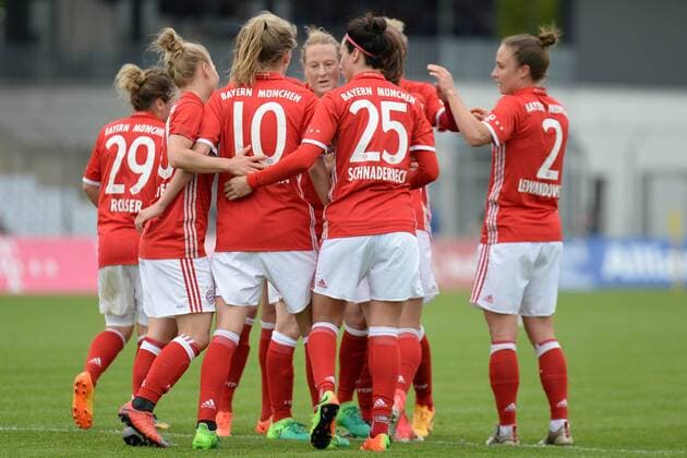 Spielerinnen des FC Bayern München mit Torjubel, Jubel, Torjubel, Torerfolg, celebrate the goal, goal, celebration, Jubel ueber das Tor zum 2:0 durch Vivianne Miedema (FC Bayern München, FCB, 10) , optimistisch, Action, Aktion, Fussball,Allianz Frauen-Bundesliga, FC Bayern München - TSG 1899 Hoffenheim, xslx