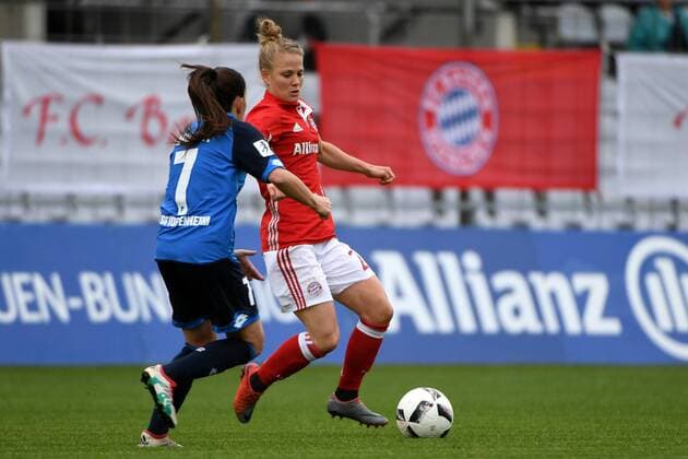 v.li.: Martina Moser (Hoffenheim, 7) Leonie Maier (FC Bayern München, FCB, 20) im Zweikampf, Duell, duel, tackle, Dynamik, Action, Aktion, Fussball,Allianz Frauen-Bundesliga, FC Bayern München - TSG 1899 Hoffenheim, xslx