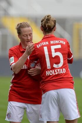v.li.: Melanie Behringer (FC Bayern München, FCB, 7) übergibt bei ihrer Auswechslung die Kapitänsbinde an Nora Holstad Berge (FC Bayern München, FCB, 15), Fussball,Allianz Frauen-Bundesliga, FC Bayern München - TSG 1899 Hoffenheim, xslx