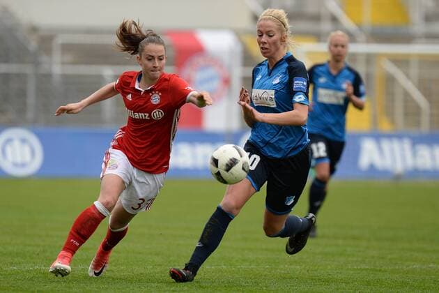 v.li.: Sara Ilonka Däbritz (Sara Daebritz, FC Bayern München, FCB, 33) Sharon Beck (Hoffenheim, 10) im Zweikampf, Duell, duel, tackle, Dynamik, Action, Aktion, Fussball,Allianz Frauen-Bundesliga, FC Bayern München - TSG 1899 Hoffenheim, xslx