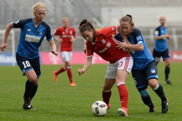 v.li.: Sharon Beck (Hoffenheim, 10) g33 Michaela Specht (Hoffenheim, 5) im Zweikampf, Duell, duel, tackle, Dynamik, Action, Aktion, Fussball,Allianz Frauen-Bundesliga, FC Bayern München - TSG 1899 Hoffenheim, xslx