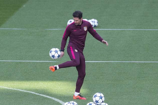 Bilder des Tages - SPORT Diego Pablo Cholo Simeone coach of Atletico de Madrid during the training before the match of Champions League between Real Madrid and Atletico de Madrid at Santiago Bernabeu Stadium in Madrid, Spain. May 01, 2017.  (20170501063)