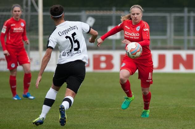 v.li.: Carole Costa da Silva (BV Cloppenburg, 15), Laura Liedmeier (DSC Arminia Bielefeld, 11) am Ball, Fussball, 2. Frauen-Bundesliga Nord, BV Cloppenburg - DSC Arminia Bielefeld, xobx