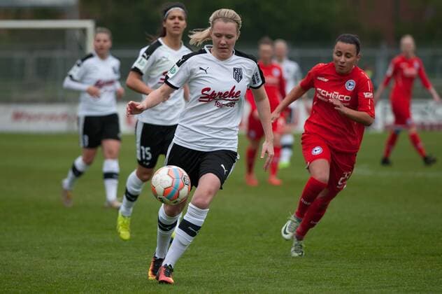 Nadine Luker (BV Cloppenburg, 13) am Ball, Einzelbild, Aktion, Action, Fussball, 2. Frauen-Bundesliga Nord, BV Cloppenburg - DSC Arminia Bielefeld, xobx