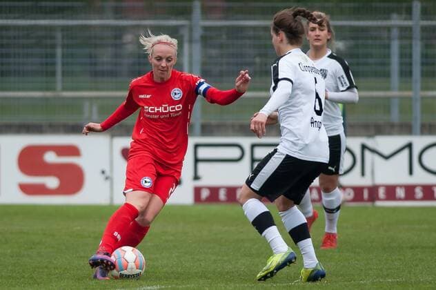 v.li.: Maxine Birker (DSC Arminia Bielefeld, 22) am Ball, Janine Angrick (BV Cloppenburg, 6), Fussball, 2. Frauen-Bundesliga Nord, BV Cloppenburg - DSC Arminia Bielefeld, xobx