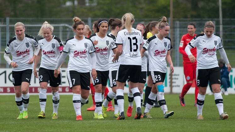 Die Spielerinnen des BV Cloppenburg mit Torjubel, Jubel, Freude über das Tor zum 1:0, Fussball, 2. Frauen-Bundesliga Nord, BV Cloppenburg - DSC Arminia Bielefeld, xobx