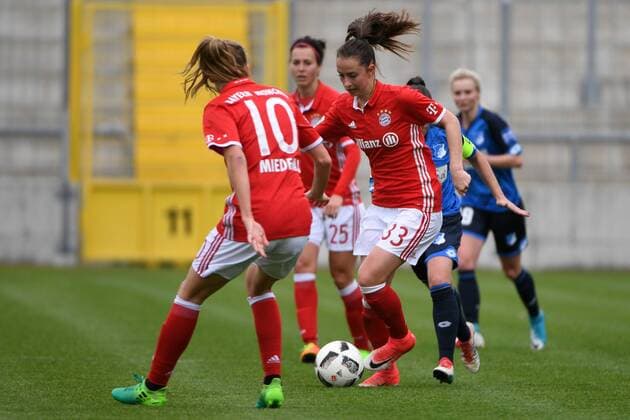 v.li.: Sara Ilonka Däbritz (Sara Daebritz, FC Bayern München, FCB, 33) am Ball, Fussball,Allianz Frauen-Bundesliga, FC Bayern München - TSG 1899 Hoffenheim, xslx