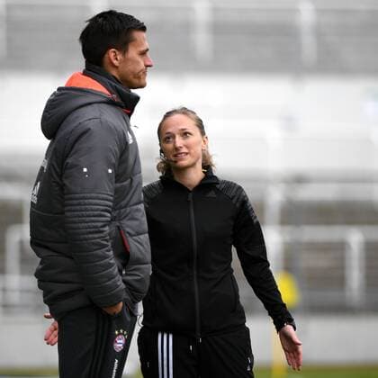 v.li.: Trainer Thomas Wörle (Coach Thomas Woerle, FC Bayern München, FCB) erhält Anweisungen von Melissa Joos (Vierte Offizielle), Fussball,Allianz Frauen-Bundesliga, FC Bayern München - TSG 1899 Hoffenheim, xslx