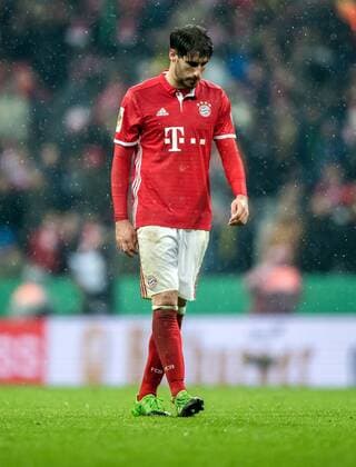 26. April 2017: Muenchen, Allianz Arena: Fussball DFB-Pokal, Halbfinale: FC Bayern Muenchen - Borussia Dortmund: Muenchens Javi Martinez ist fassungslos.