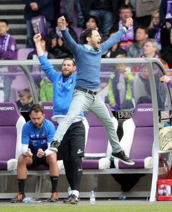 Aue, 30.04.2017, Erzgebirgsstadion, Fussball, 2.Bundesliga, 31. Spieltag , FC Erzgebirge Aue vs. Kickers Würzburg 3:1 (3:0) , Im Bild; Trainer Domenico Tedesco, Erzgebirge Aue, jubelt mit dem Schlußpfiff. ,