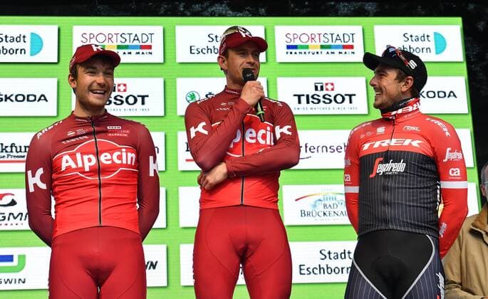 01.05.2017, xmhx, Radsport, Rund um den Finanzplatz Eschborn 2017, emspor , v.l. Rick Zabel (Team Katusha Alpecin), Alexander Kristoff (Team Katusha Alpecin), John Degenkolb (Trek Segafredo), Siegerehrung, Alexander Kristoff (Team Katusha Alpecin) singt die norwegische Nationalhymne Eschborn