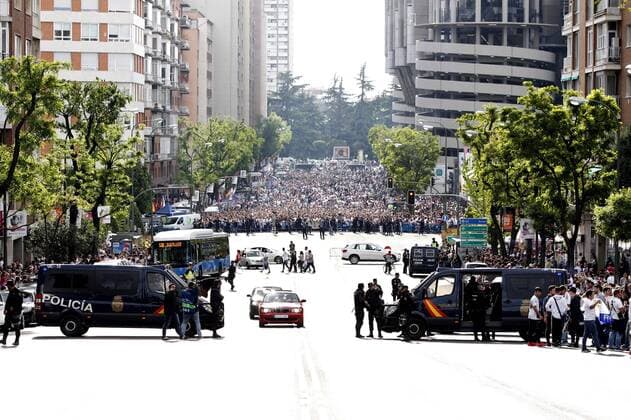 National policemen guard the outside of the Santiago Bernabeu stadium in Madrid, Spain on 02 May 2017 before the UEFA Champions League semifinal first leg match between Real Madrid and Atletico Madrid. REAL MADRID VS ATLETICO MADRID !ACHTUNG: NUR REDAKTIONELLE NUTZUNG!  Copyright: xJAVIERxLOPEZx 20170502-636293498940944789