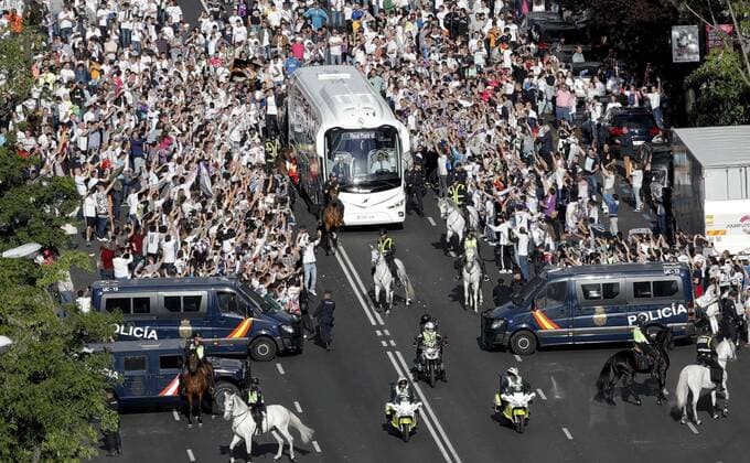 Real Madrid s supporters cheer up their team at the arrival of bus outside of the Santiago Bernabeu stadium in Madrid, Spain on 02 May 2017 before the UEFA Champions League semifinal first leg match between Real Madrid and Atletico Madrid. REAL MADRID VS ATLETICO MADRID !ACHTUNG: NUR REDAKTIONELLE NUTZUNG!  Copyright: xJUANJOxMARTINx 20170502-636293516475278047