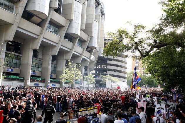 Real Madrid s supporters cheer up their team at the arrival of bus outside of the Santiago Bernabeu stadium in Madrid, Spain on 02 May 2017 before the UEFA Champions League semifinal first leg match between Real Madrid and Atletico Madrid. REAL MADRID VS ATLETICO MADRID !ACHTUNG: NUR REDAKTIONELLE NUTZUNG!  Copyright: xJavierxLopezx 20170502-636293517164633209