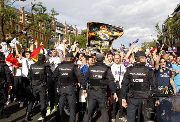Real Madrid s supporters cheer up their team at the arrival of bus outside of the Santiago Bernabeu stadium in Madrid, Spain on 02 May 2017 before the UEFA Champions League semifinal first leg match between Real Madrid and Atletico Madrid. REAL MADRID VS ATLETICO MADRID !ACHTUNG: NUR REDAKTIONELLE NUTZUNG!  Copyright: xJavierxLopezx 20170502-636293517212680593
