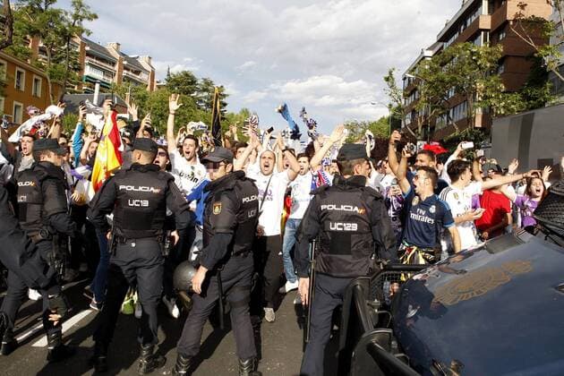Real Madrid s supporters cheer up their team at the arrival of bus outside of the Santiago Bernabeu stadium in Madrid, Spain on 02 May 2017 before the UEFA Champions League semifinal first leg match between Real Madrid and Atletico Madrid. REAL MADRID VS ATLETICO MADRID !ACHTUNG: NUR REDAKTIONELLE NUTZUNG!  Copyright: xJavierxLopezx 20170502-636293517826532723